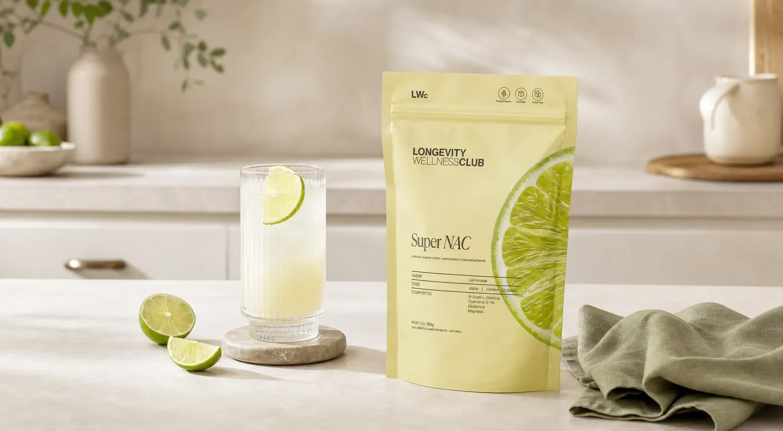 Super NAC e drink lemonade em uma bancada limpa e organizada